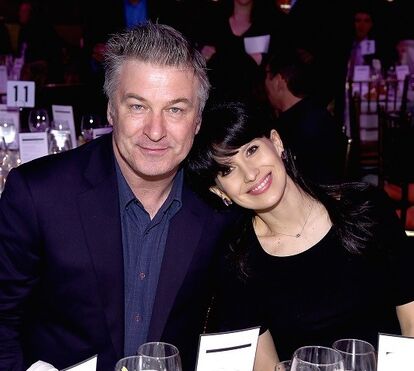 Alec Baldwin tem cinco babysitters