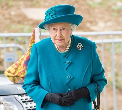 Isabel II abre o seu magnífico guarda-roupa