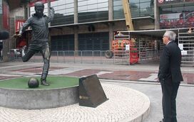 Presidente da Comissão Europeia homenageia Eusébio