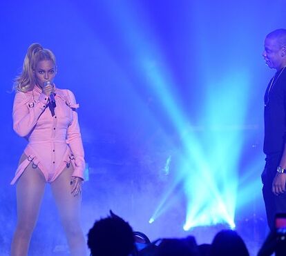 Beyoncé, Jay Z e Ye loucos no intervalo do Super Bowl