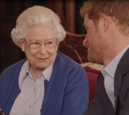 Rainha inglesa divertida como nunca