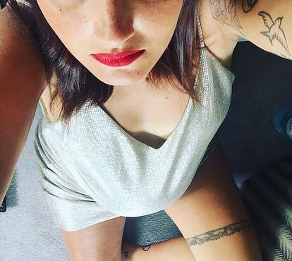 Orgulhosa do corpo depois de 3 filhos, Carolina Deslandes exibe o 'rabiosque'