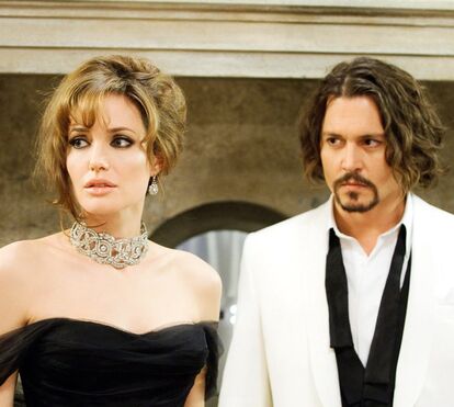 Jolie procura consolo em Johnny Depp