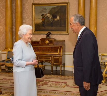 Isabel II já revelou a data em quer abdicar a favor do Carlos... mas os ingleses querem William no trono!