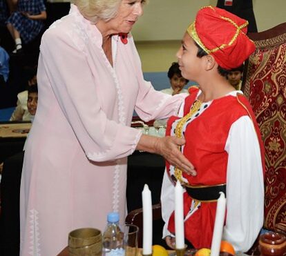 Novo escândalo em Inglaterra! Familiar de Camilla e príncipe Carlos condenado por fraude