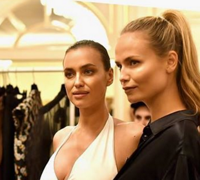 Veja a reação de Irina Shayk ao ver amiga com um vestido igual