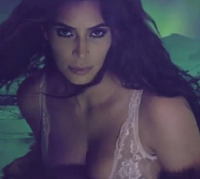 Kim Kardashian sensual em produção