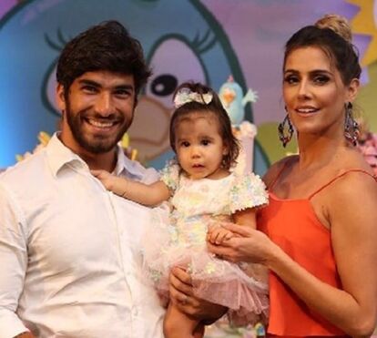 Deborah Secco faz sorteio com vestidos da filha