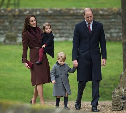 George e Charlotte de chupa-chupa na missa de Natal