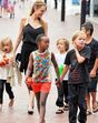 Angelina Jolie com os filhos