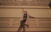 Kelly Bailey ousada no videoclipe 'Renaissance' da banda Best Youth