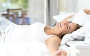 mulher acordar cama