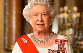 Rainha Isabel II confundida com um intruso no Palácio de Buckingham