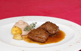 Bochechas de porco com especiarias e puré de castanhas