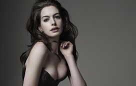 Atriz Anne Hathaway revela que está sóbria há 5 anos: "Isso é um marco para mim"