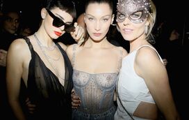 Bella Hadid mostra tudo no Baile de Máscaras da Dior