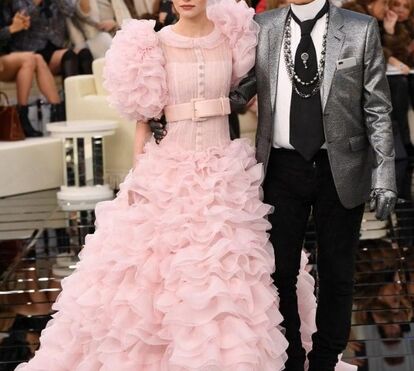 Filha de Johnny Deep e Vanessa Paradis volta à passerelle como musa de Lagerfeld