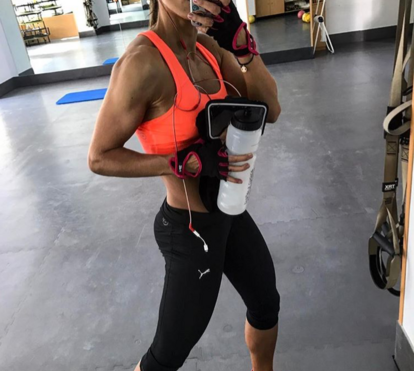 Carolina Patrocínio exibe braço musculado e choca seguidores