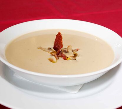 Sopa de castanhas com cogumelos e presunto estaladiço