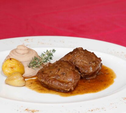 Bochechas de porco com especiarias e puré de castanhas