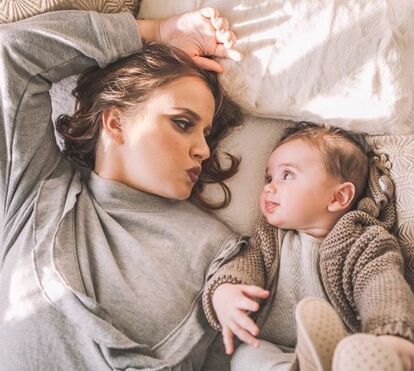 Carolina Deslandes protege filho