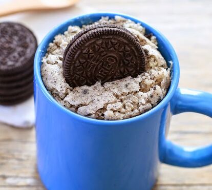 Bolo de bolachas oreo numa caneca. Fácil fácil!