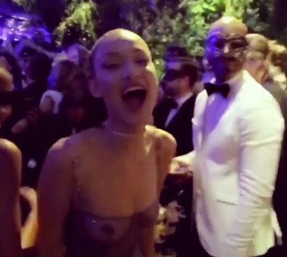 Bella Hadid mostra tudo no Baile de Máscaras da Dior