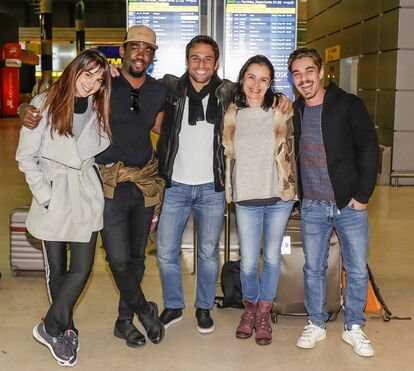 Atores de 'Amor Maior' em brincadeiras no aeroporto