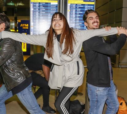 Atores de 'Amor Maior' divertem-se no aeroporto