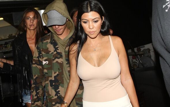 Justin Bieber e Kourtney Kardashian à saída da discoteca