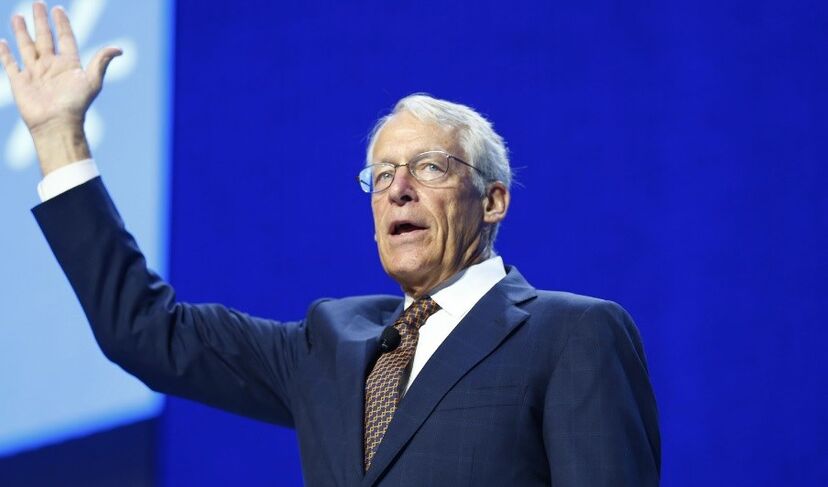 Rob Walton, nasceu nos EUA. Filho do fundador do Wal-Mart. A sua fortuna está avaliada em 32 mil milhões de euros