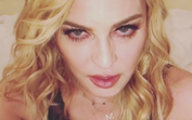Madonna canta para os fãs, doente na cama