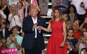 Veja a reação de Melania a uma carícia de Trump