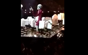 Dançarino de Katy Perry cai do palco nos BRIT Awards