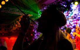 Loucura nas ruas e bailes privados do Rio de Janeiro