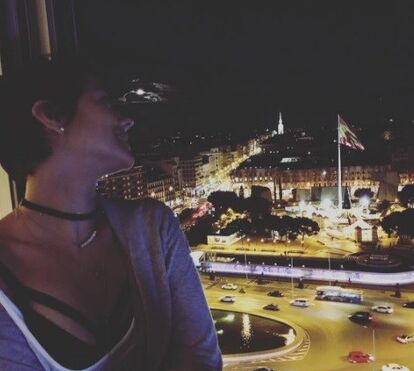 Sofia Ribeiro mostra foto inédita de caroço na mama