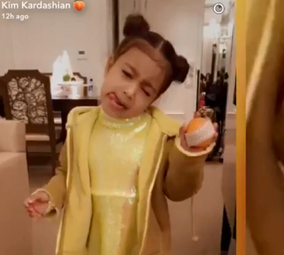 Filha de Kim Kardashian mostra roupa nova