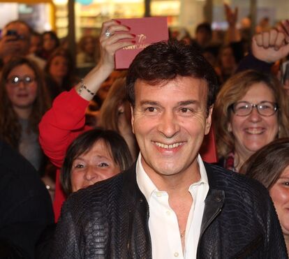 Loucura na sessão de autógrafos de Tony Carreira