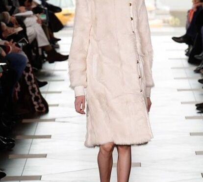 Tory Burch apostou nos casacões e no 'retro'