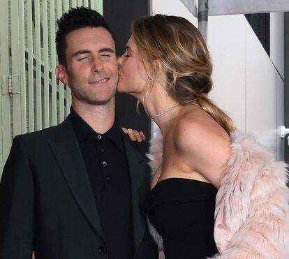 Assume ter metido a pata na poça com modelo mas Adam Levine nega traição 