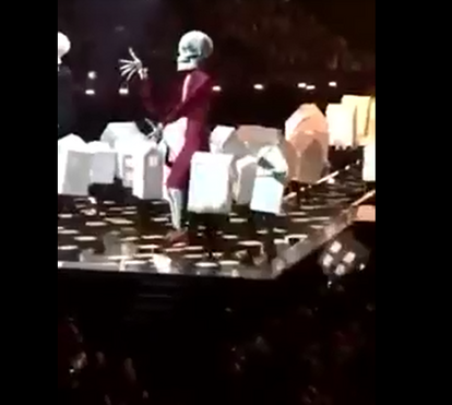Dançarino de Katy Perry cai do palco nos BRIT Awards