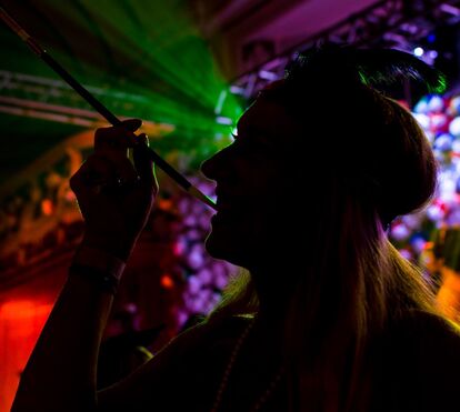 Loucura nas ruas e bailes privados do Rio de Janeiro