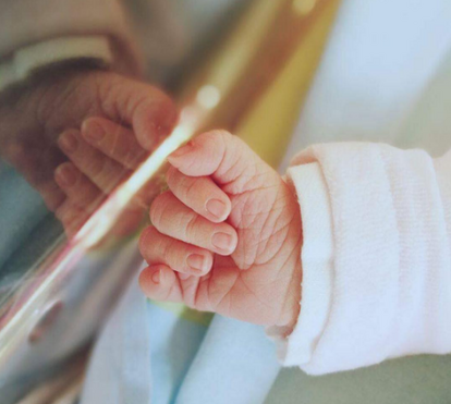 Ana Varela apresenta pela primeira vez a filha recém-nascida 