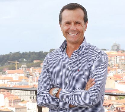 Jorge Gabriel é surpreendido por criança e emociona-se