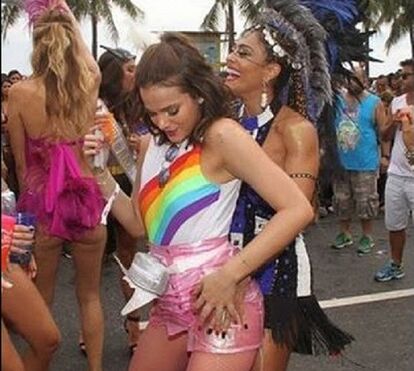 Namorada de Neymar incendeia internet com dança sensual