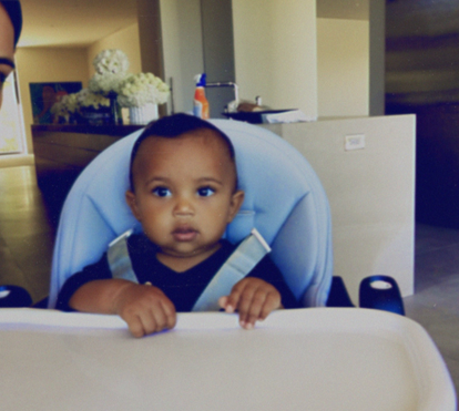 Derretida, Kardashian fala do filho: 'Olhem para estas bochechas e esta cara de mau'