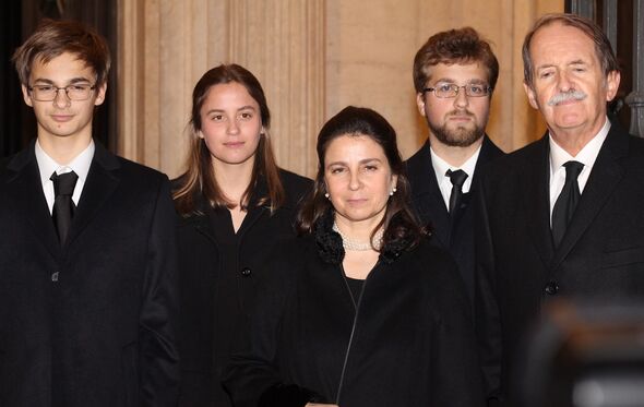 D.Duarte Pio e Isabel de Herédia com os filhos