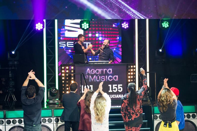 agarra a música