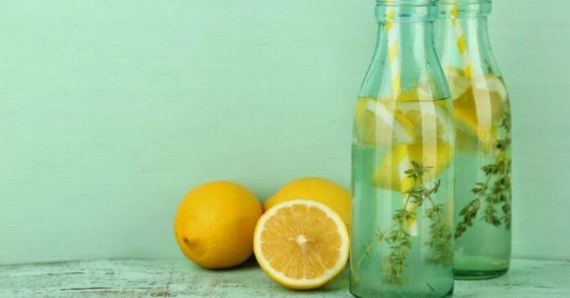 BEBA ÁGUA COM LIMÃO - Beba água com limão em jejum, pois ajuda a eliminar as toxinas acumuladas durante a noite, a equilibrar o pH do nosso organismo, é um diurético natural, auxilia a digestão e ajuda o funcionamento intestinal regular