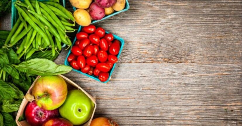 COMA FRUTA E VEGETAIS - Convém comer 5 porções de frutas e vegetais diariamente. São uma excelente fonte de vitaminas e minerais, essenciais ao correto funcionamento do organismo, e, também, lhe dão energia